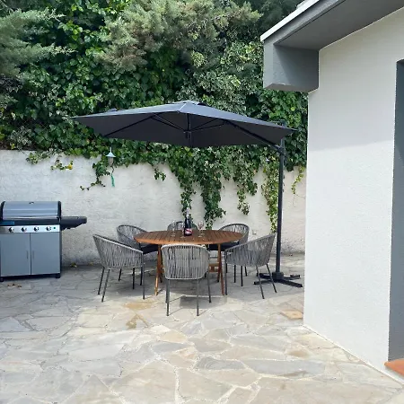 De Charme La Lionne-piscine-12 Pers Βίλα