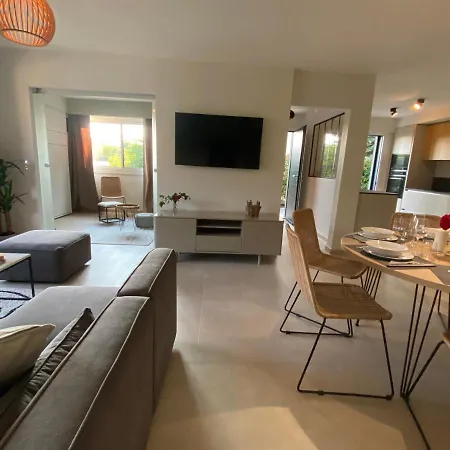 De Charme La Lionne-piscine-12 Pers Βίλα