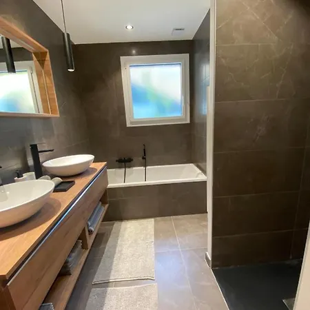 De Charme La Lionne-piscine-12 Pers Βίλα